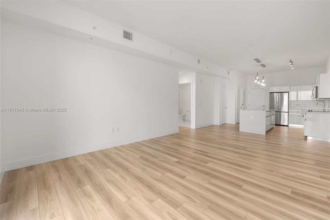 Active With Contract: $2,917 (1 beds, 1 baths, 859 Square Feet)