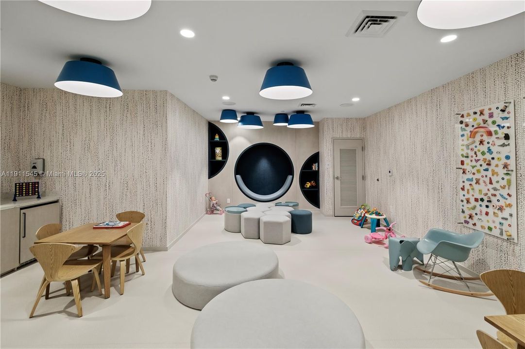 Active With Contract: $2,917 (1 beds, 1 baths, 859 Square Feet)