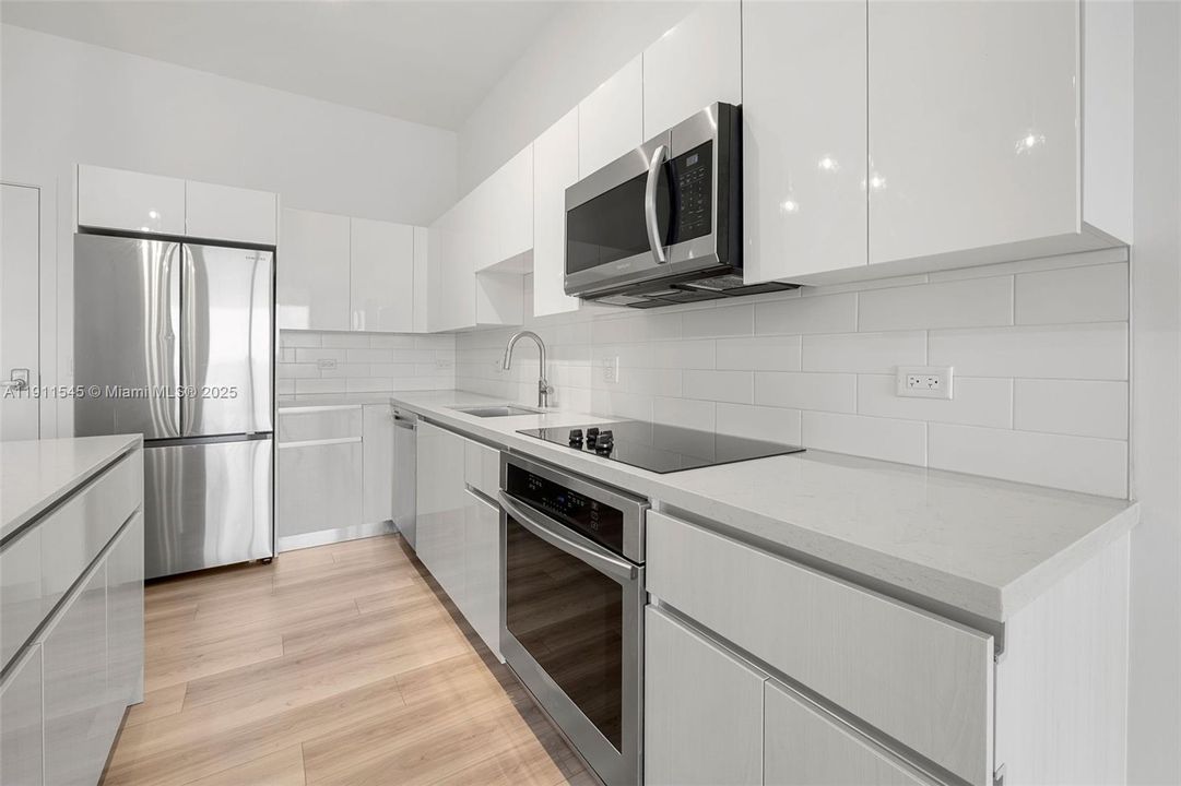 Active With Contract: $2,917 (1 beds, 1 baths, 859 Square Feet)