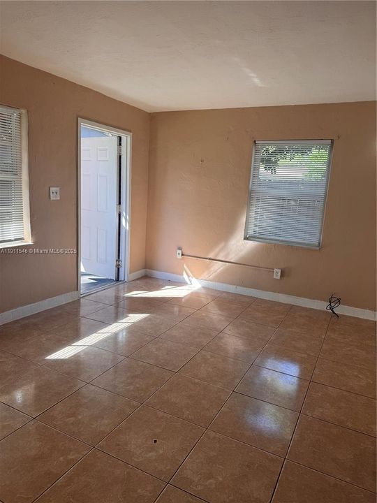 出租: $1,700 (2 贝兹, 1 浴室, 4507 平方英尺)