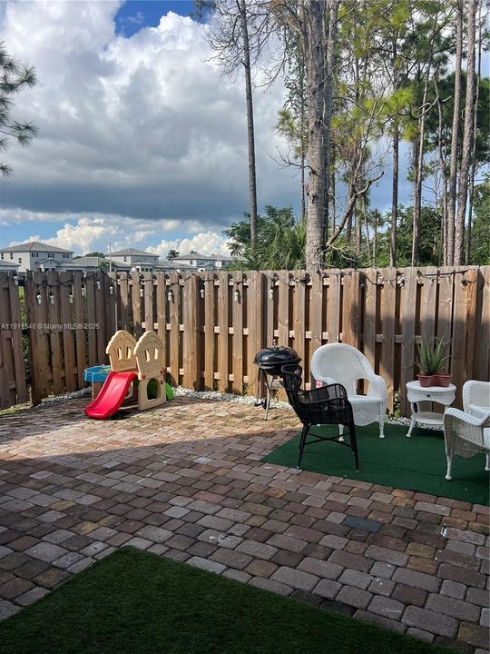 出租: $3,500 (4 贝兹, 2 浴室, 1820 平方英尺)