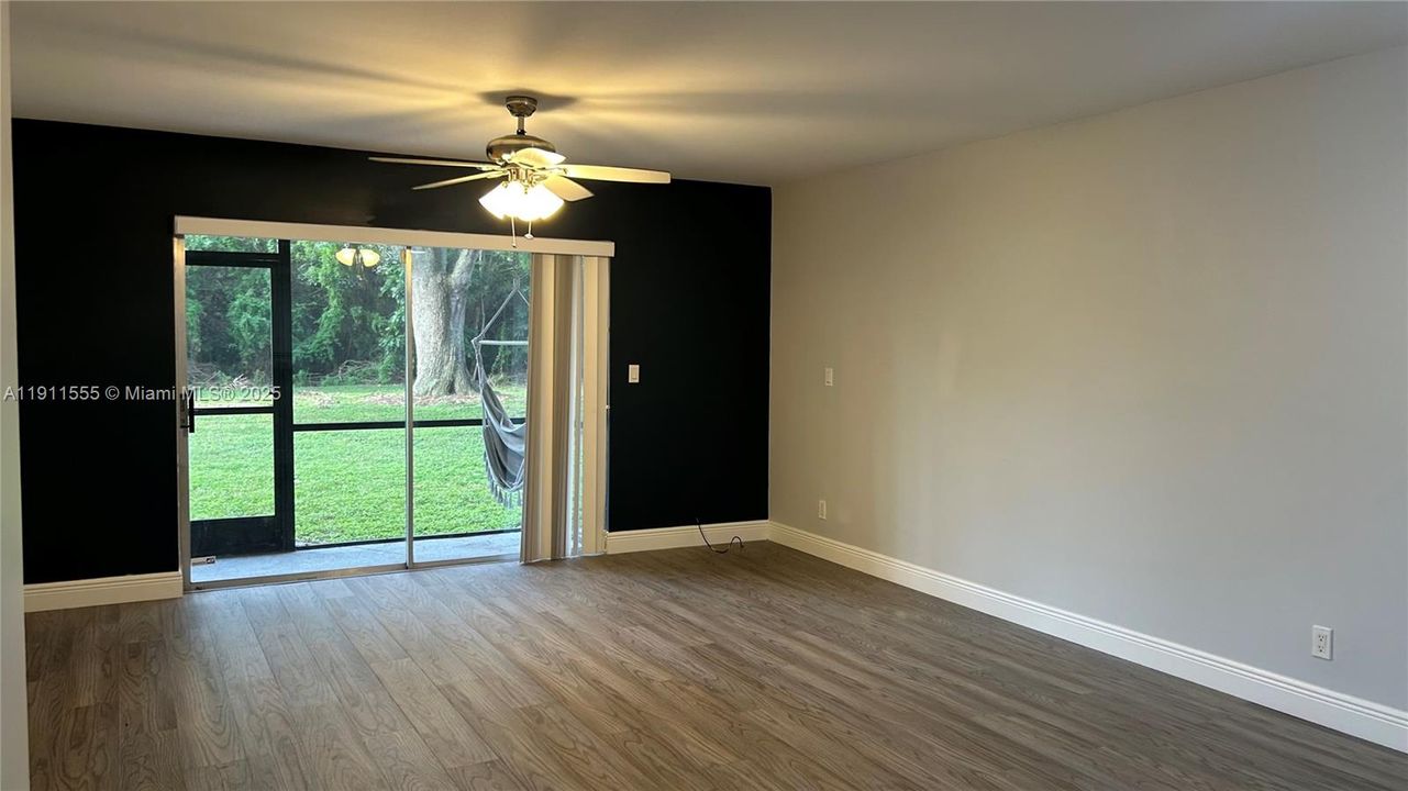 Active With Contract: $2,100 (2 beds, 2 baths, 995 Square Feet)
