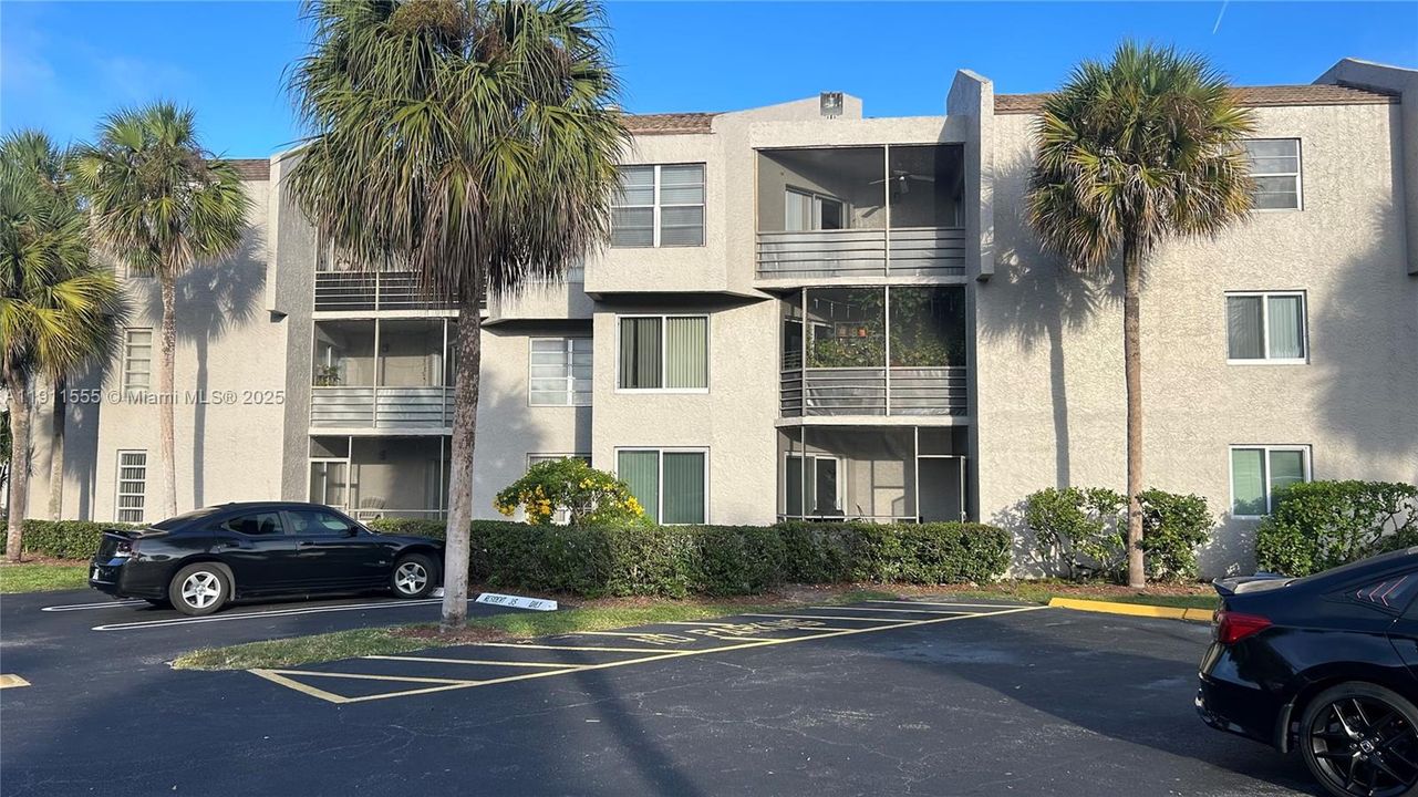 Active With Contract: $2,100 (2 beds, 2 baths, 995 Square Feet)