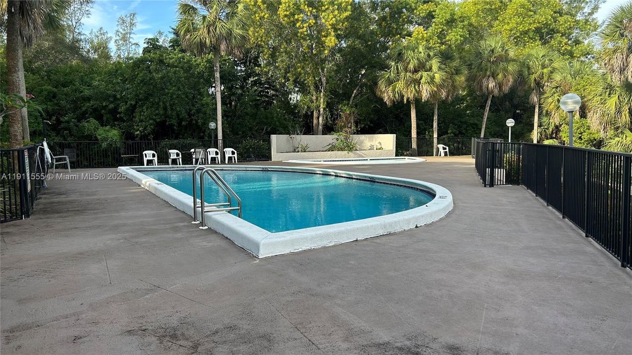 Active With Contract: $2,100 (2 beds, 2 baths, 995 Square Feet)