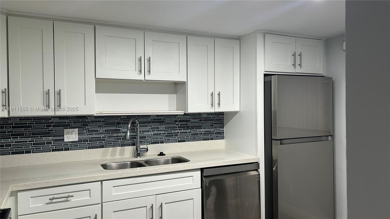 Active With Contract: $2,100 (2 beds, 2 baths, 995 Square Feet)