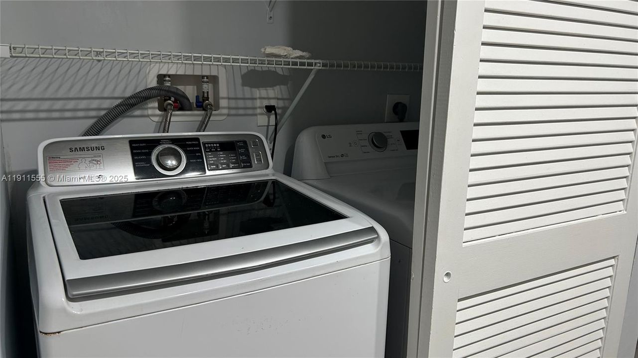 Active With Contract: $2,100 (2 beds, 2 baths, 995 Square Feet)