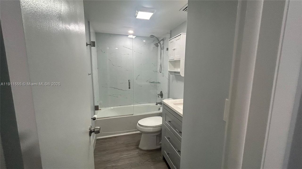 Active With Contract: $2,100 (2 beds, 2 baths, 995 Square Feet)