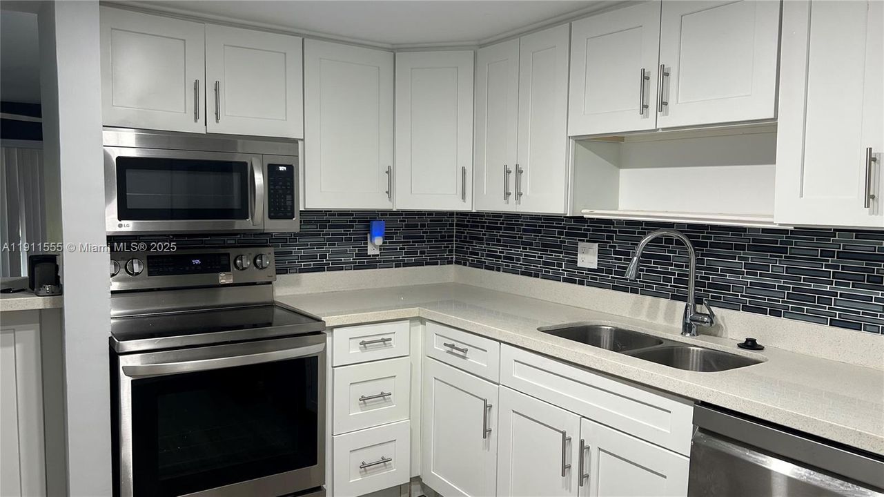 Active With Contract: $2,100 (2 beds, 2 baths, 995 Square Feet)