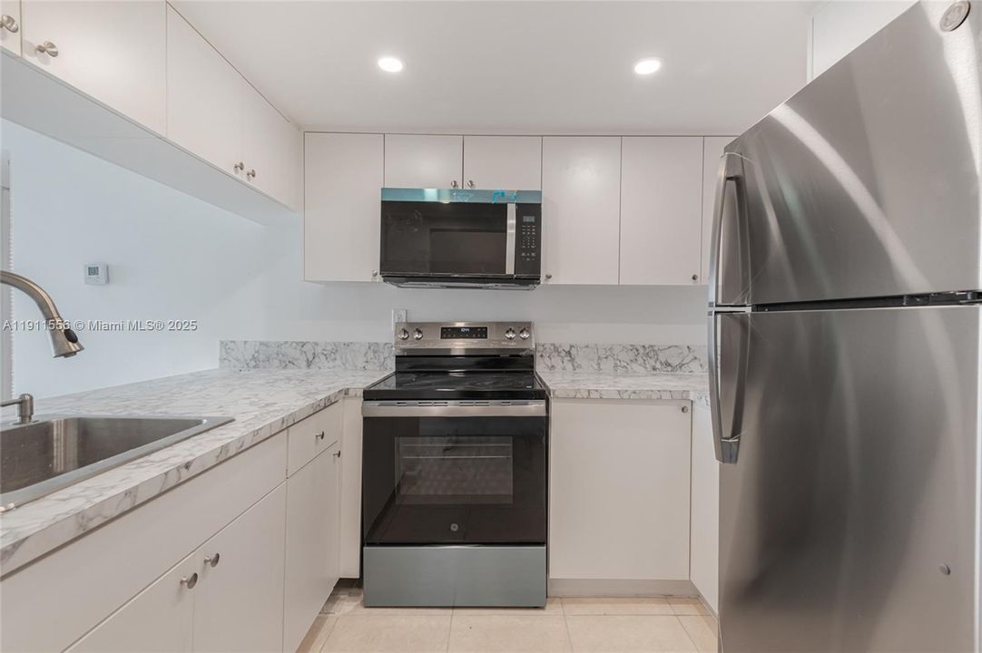 最近租的: $2,250 (2 贝兹, 2 浴室, 907 平方英尺)