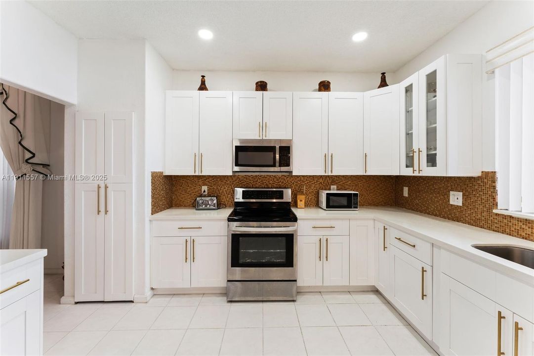 待售: $987,500 (4 贝兹, 3 浴室, 2846 平方英尺)