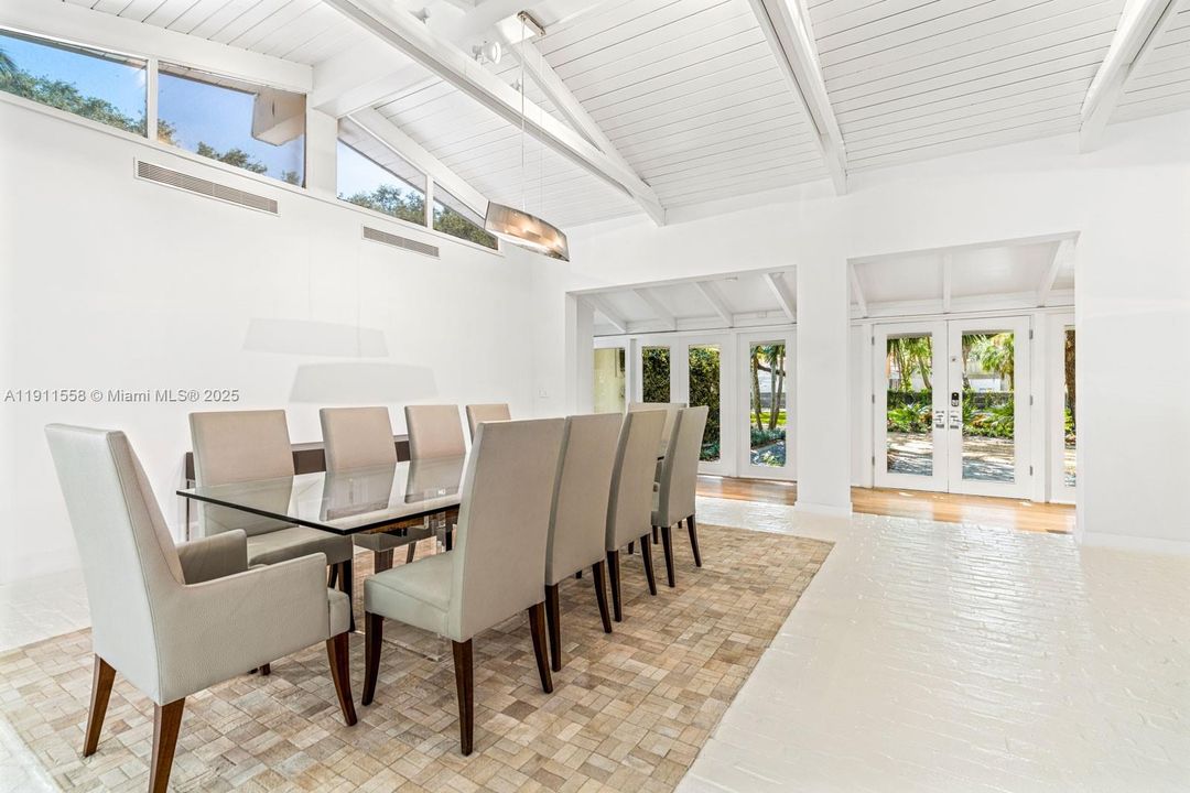 For Rent: $27,000 (6 beds, 4 baths, 5330 Square Feet)