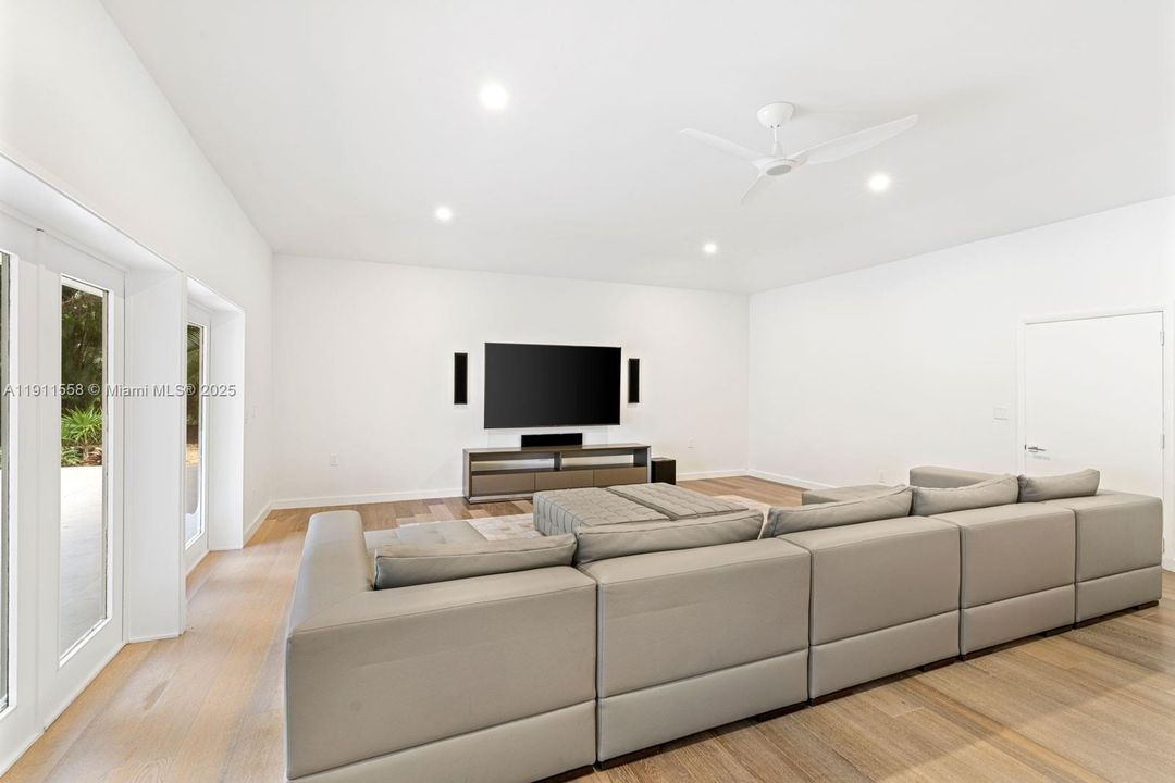 For Rent: $27,000 (6 beds, 4 baths, 5330 Square Feet)