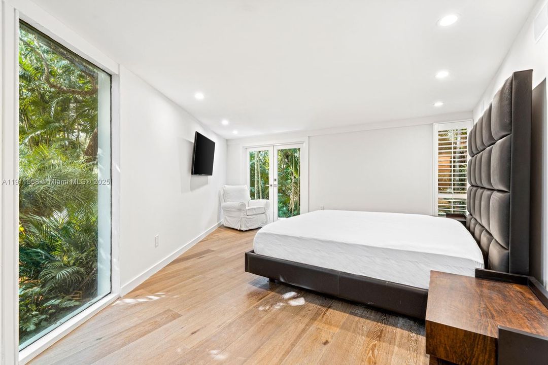 For Rent: $27,000 (6 beds, 4 baths, 5330 Square Feet)