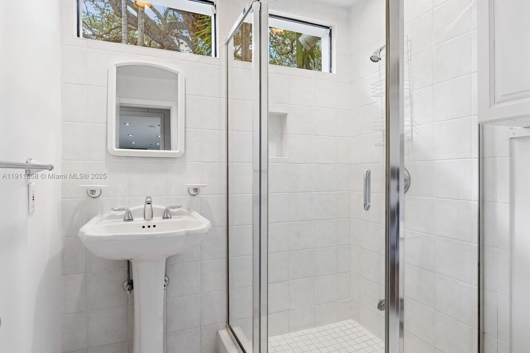 For Rent: $27,000 (6 beds, 4 baths, 5330 Square Feet)