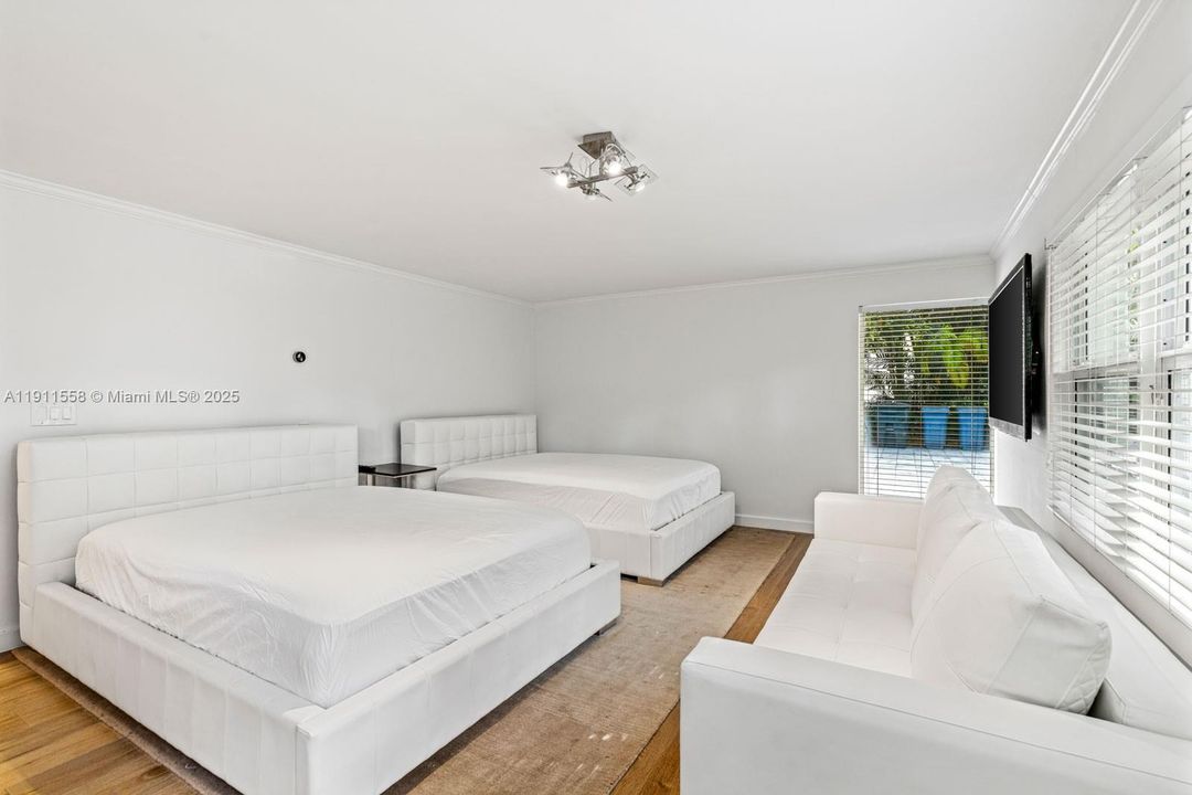 For Rent: $27,000 (6 beds, 4 baths, 5330 Square Feet)