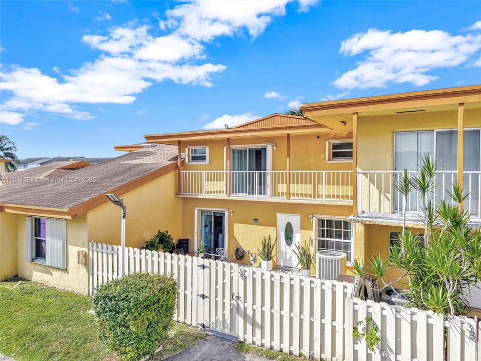 Active With Contract: $325,000 (2 beds, 2 baths, 1385 Square Feet)