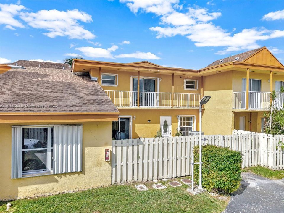 Active With Contract: $325,000 (2 beds, 2 baths, 1385 Square Feet)