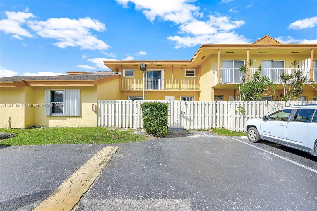 Active With Contract: $325,000 (2 beds, 2 baths, 1385 Square Feet)