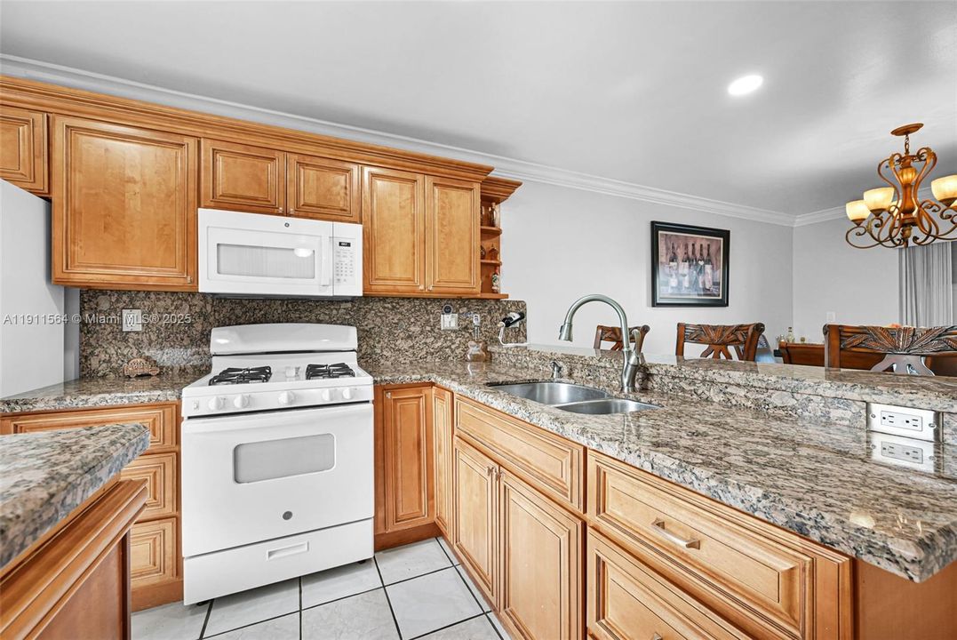 Active With Contract: $325,000 (2 beds, 2 baths, 1385 Square Feet)