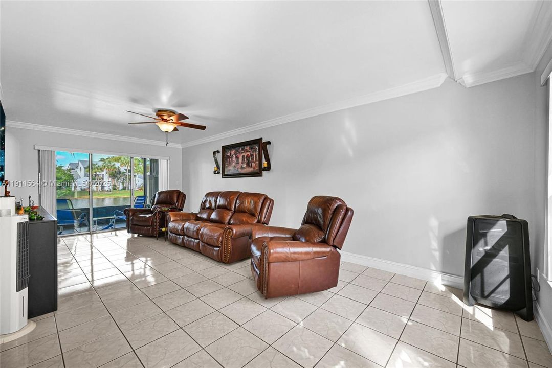 Active With Contract: $325,000 (2 beds, 2 baths, 1385 Square Feet)