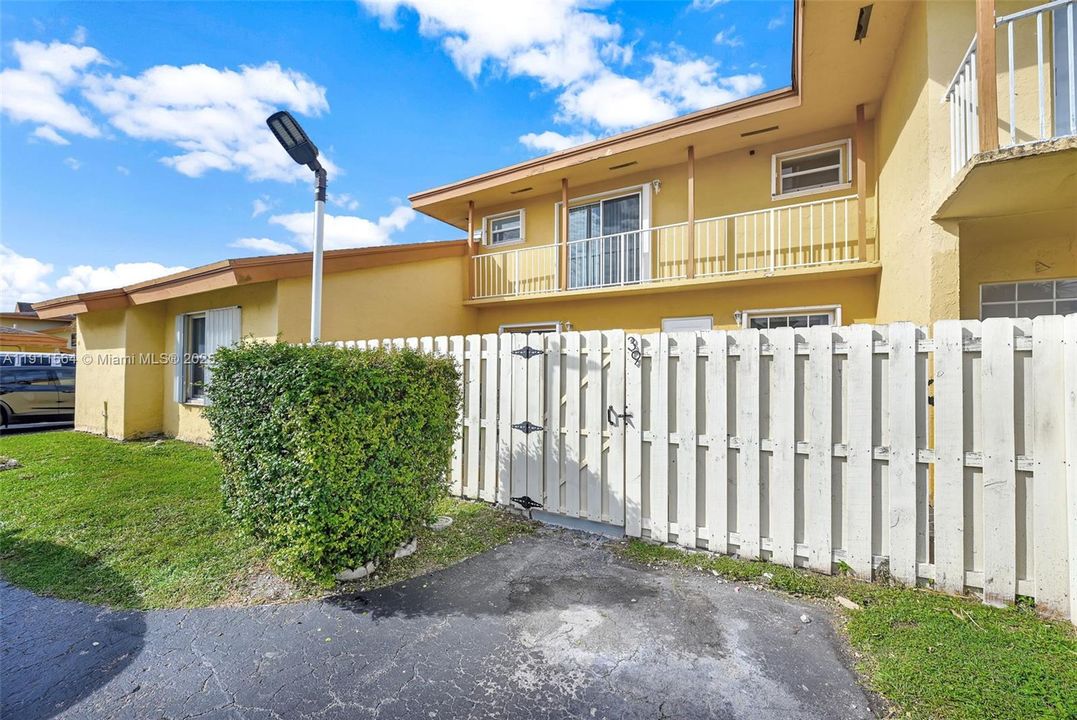 Active With Contract: $325,000 (2 beds, 2 baths, 1385 Square Feet)