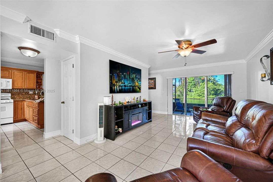 Active With Contract: $325,000 (2 beds, 2 baths, 1385 Square Feet)