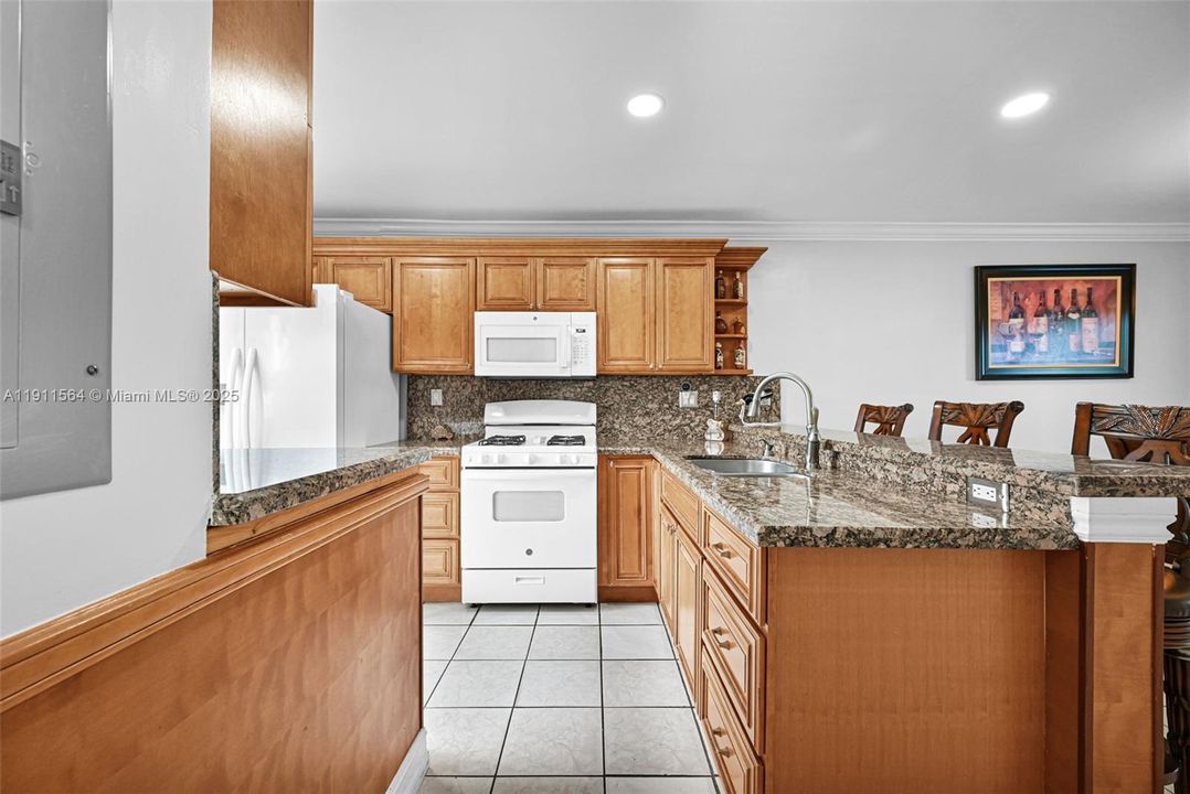 Active With Contract: $325,000 (2 beds, 2 baths, 1385 Square Feet)