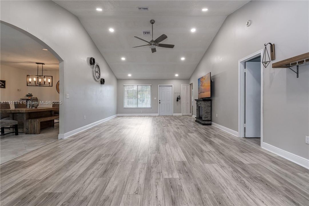 合同活跃: $560,000 (3 贝兹, 2 浴室, 1610 平方英尺)