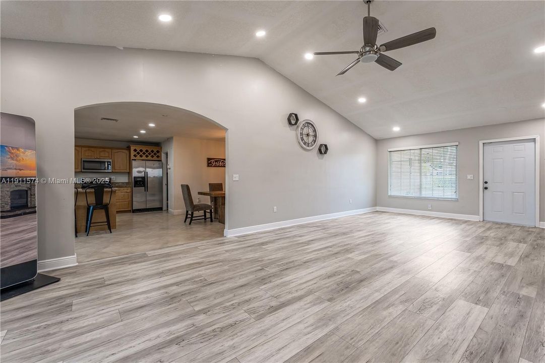 合同活跃: $560,000 (3 贝兹, 2 浴室, 1610 平方英尺)