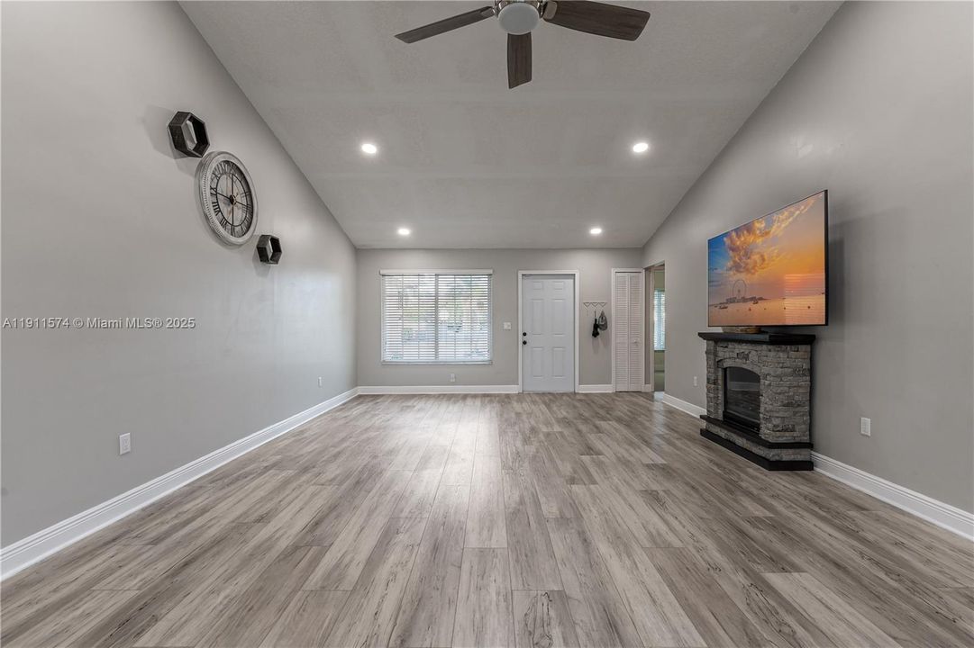 合同活跃: $560,000 (3 贝兹, 2 浴室, 1610 平方英尺)