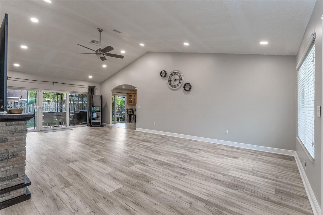 合同活跃: $560,000 (3 贝兹, 2 浴室, 1610 平方英尺)