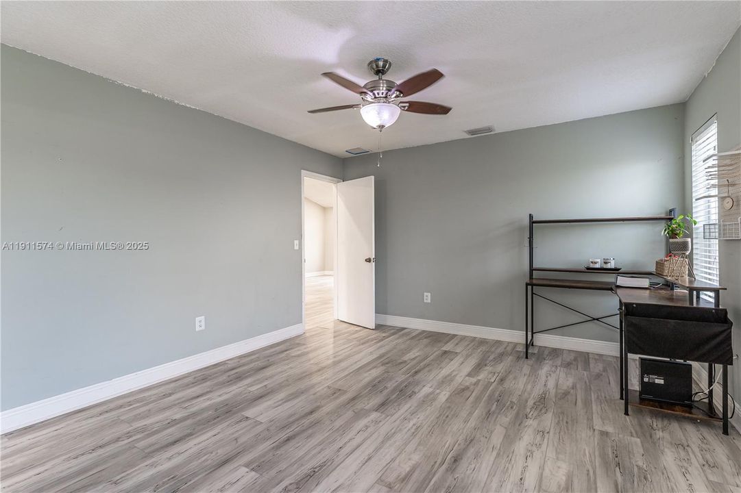 合同活跃: $560,000 (3 贝兹, 2 浴室, 1610 平方英尺)