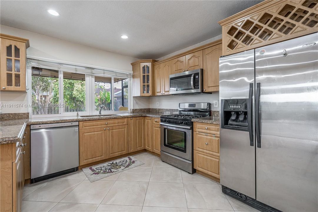 合同活跃: $560,000 (3 贝兹, 2 浴室, 1610 平方英尺)