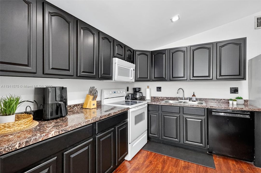 For Sale: $625,000 (3 beds, 2 baths, 1387 Square Feet)