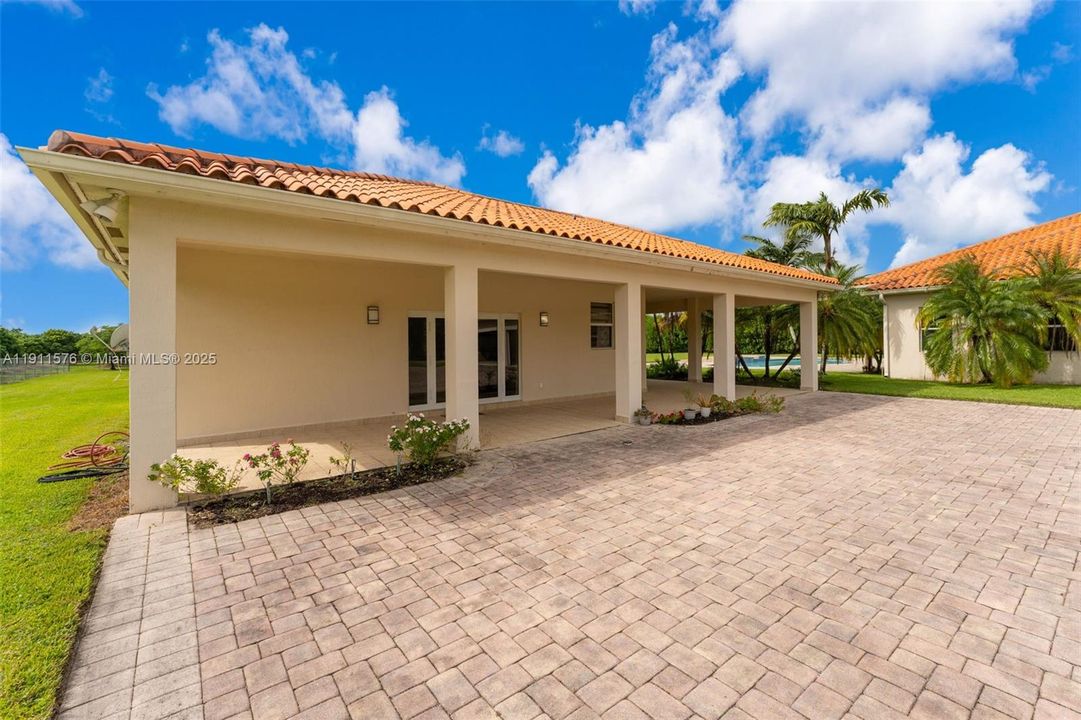 CLOSE PROXIMITY TO POOL/PATIO