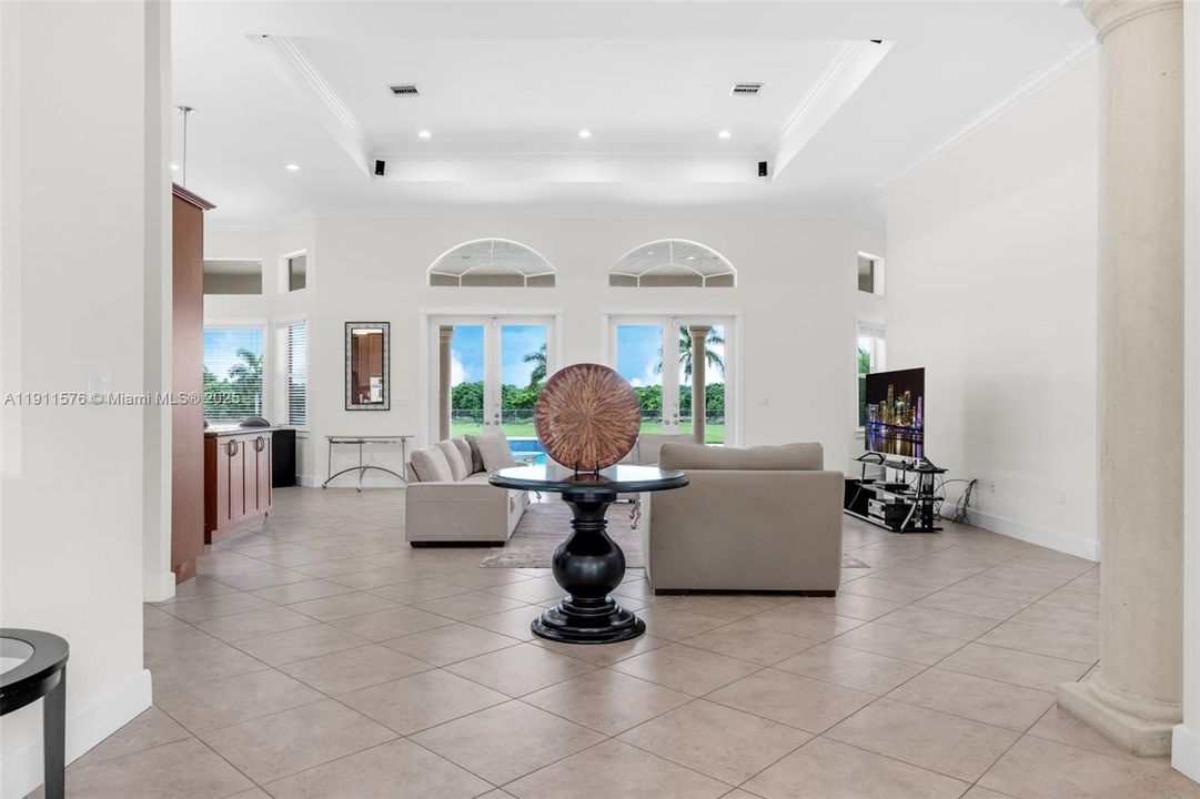 FOYER W RAISED CEILINGS