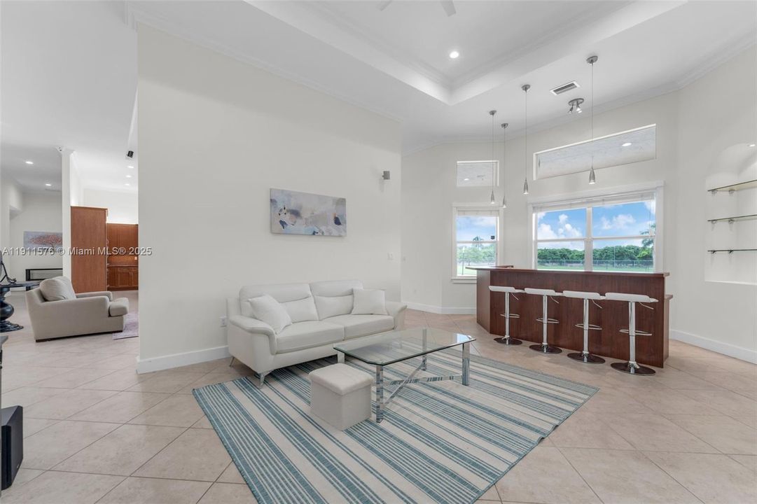 W BAR OVERLOOKS POOL..