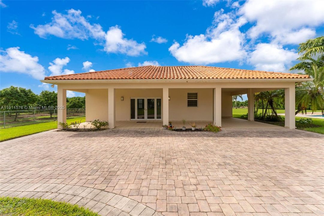 2/1 GUEST HOUSE W/ WRAP OR 2 CAR CARPORT YOUR CHOICE