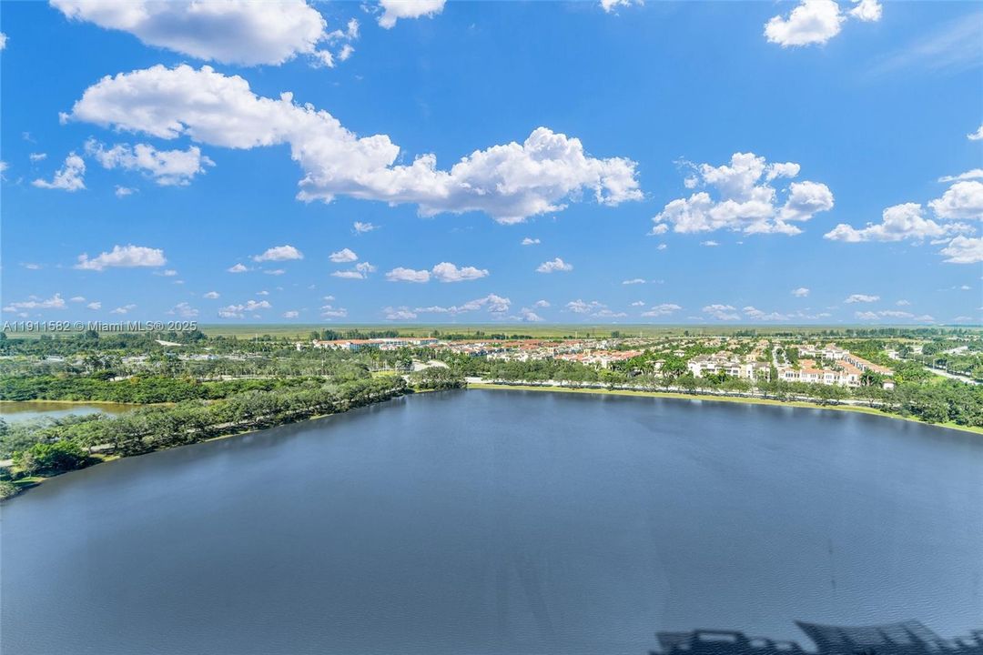 For Sale: $369,000 (2 beds, 2 baths, 1165 Square Feet)