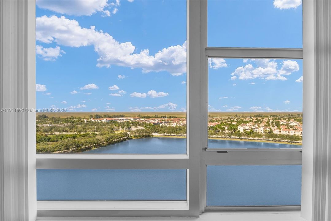 For Sale: $369,000 (2 beds, 2 baths, 1165 Square Feet)