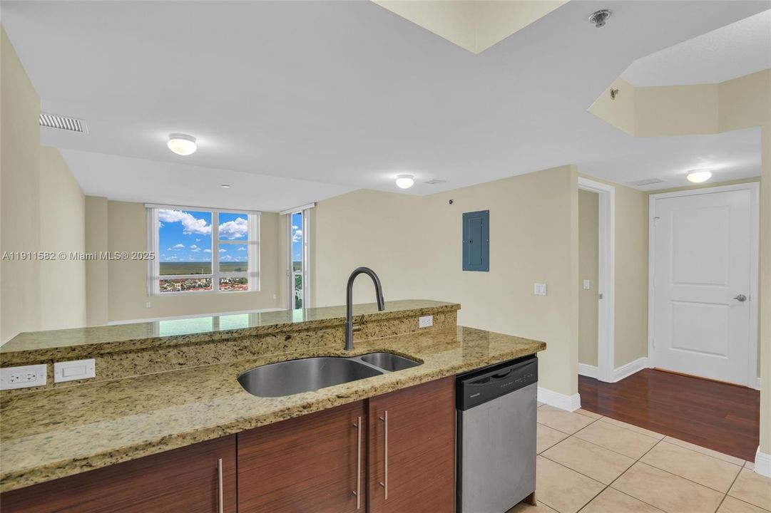 For Sale: $369,000 (2 beds, 2 baths, 1165 Square Feet)