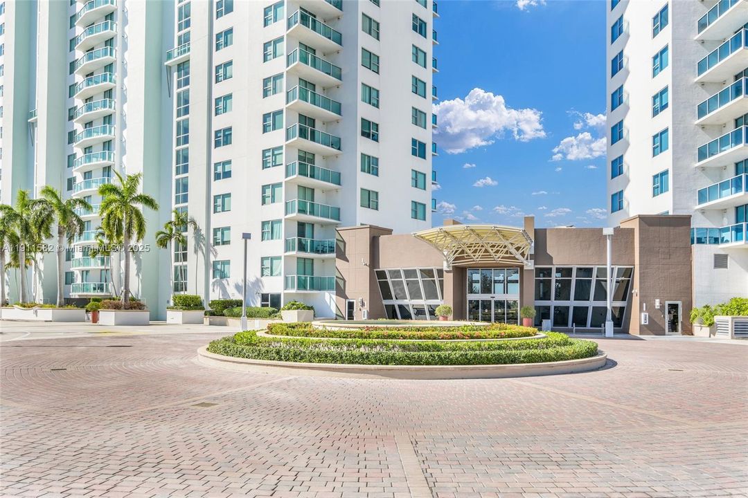 For Sale: $369,000 (2 beds, 2 baths, 1165 Square Feet)