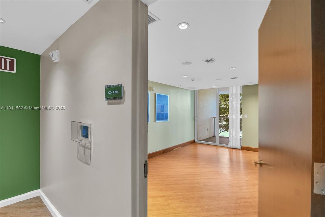 For Sale: $369,000 (2 beds, 2 baths, 1165 Square Feet)