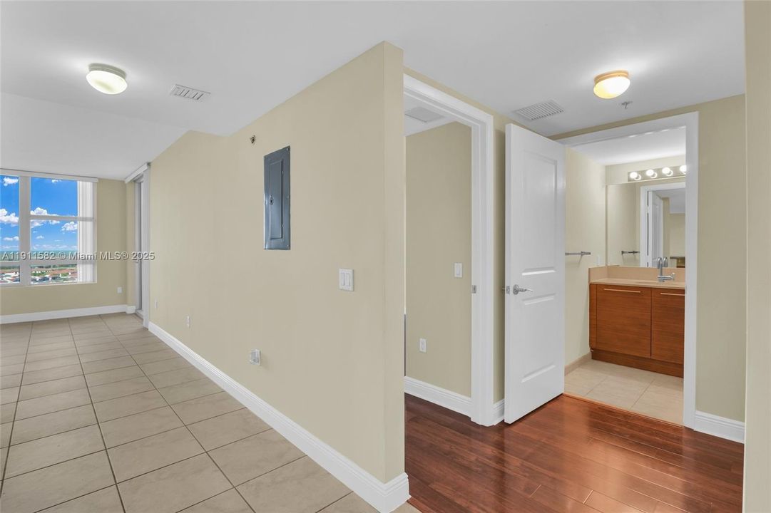For Sale: $369,000 (2 beds, 2 baths, 1165 Square Feet)