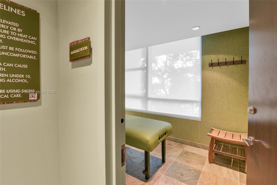 For Sale: $369,000 (2 beds, 2 baths, 1165 Square Feet)