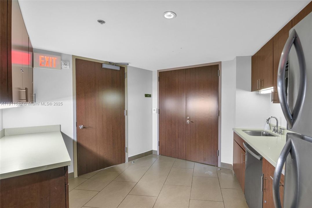 For Sale: $369,000 (2 beds, 2 baths, 1165 Square Feet)