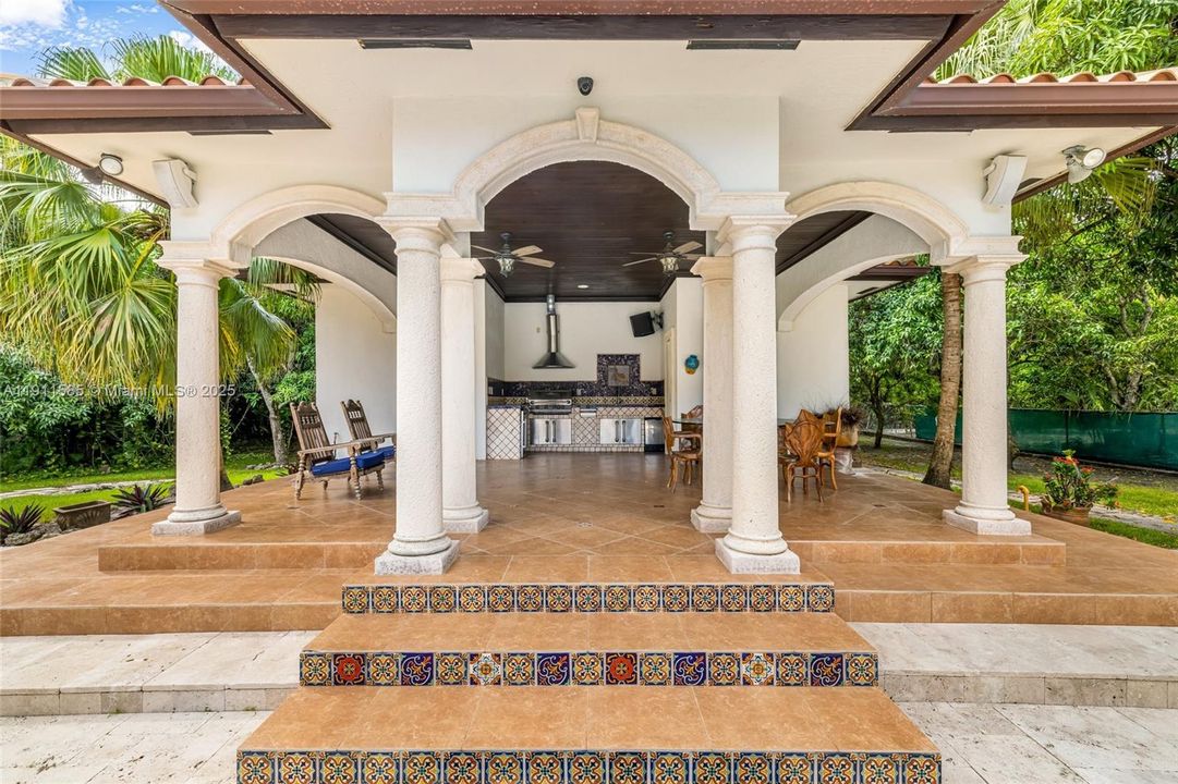 For Sale: $4,480,000 (6 beds, 7 baths, 5112 Square Feet)