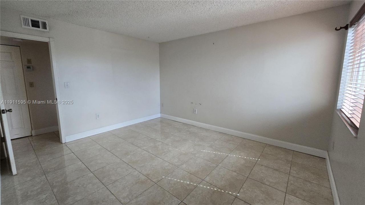 合同活跃: $1,850 (1 贝兹, 1 浴室, 676 平方英尺)