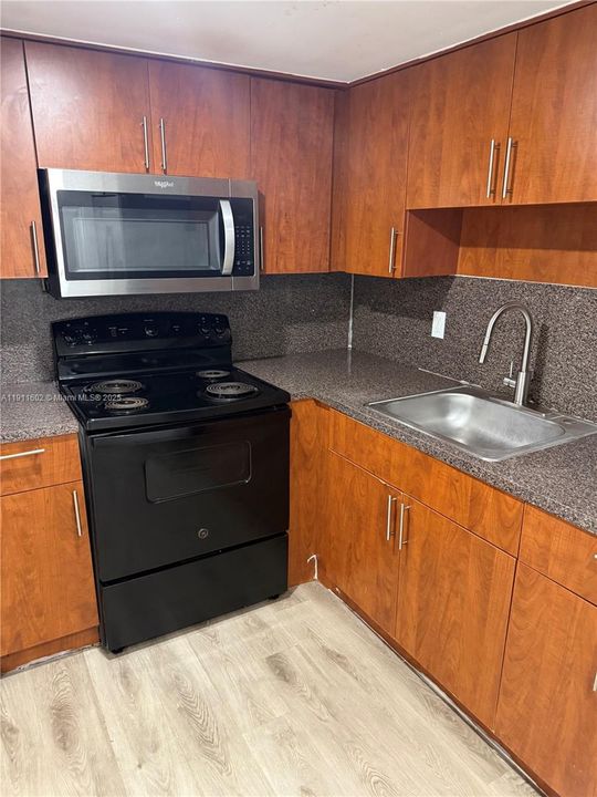 For Sale: $230,000 (2 beds, 2 baths, 894 Square Feet)