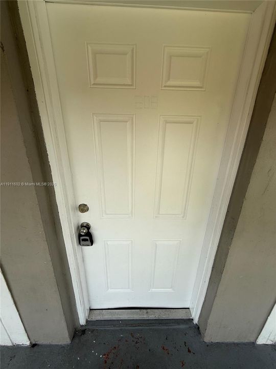 For Sale: $230,000 (2 beds, 2 baths, 894 Square Feet)